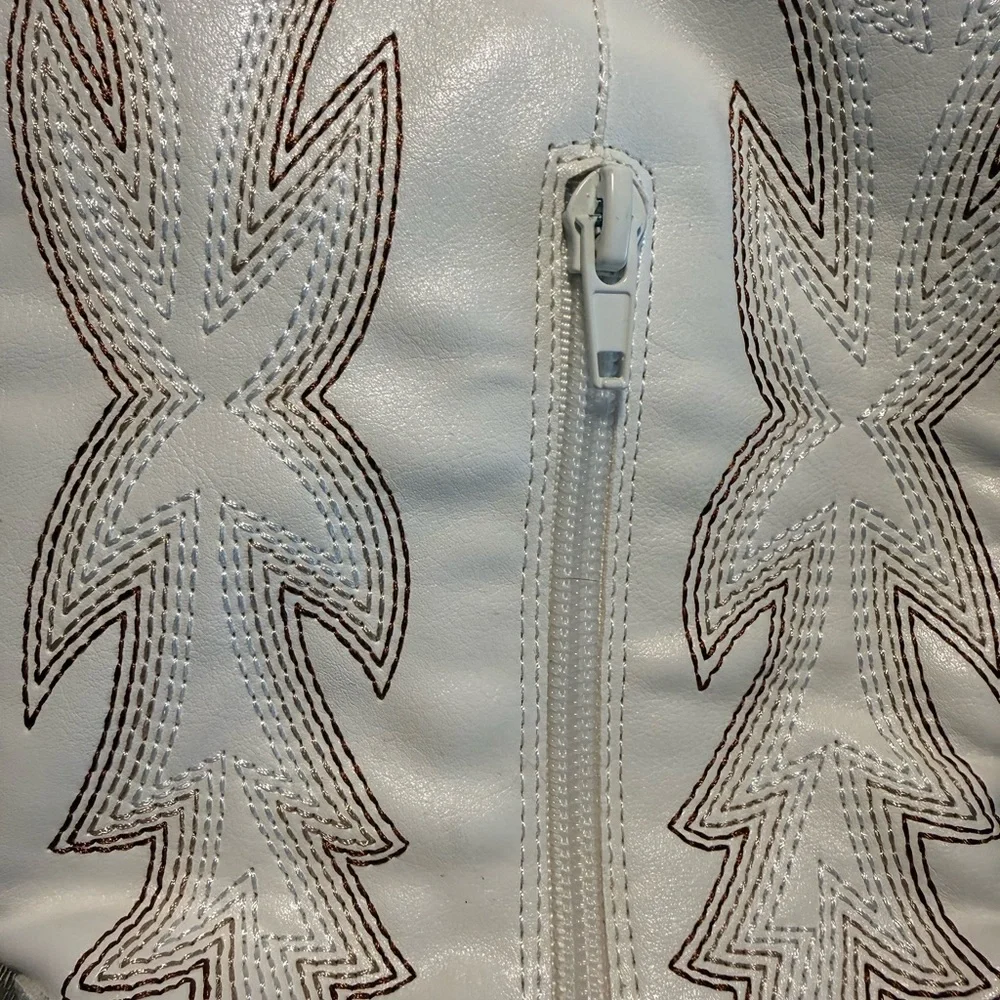 Elegant White Western Heeled Boots - Picture 2 of 2